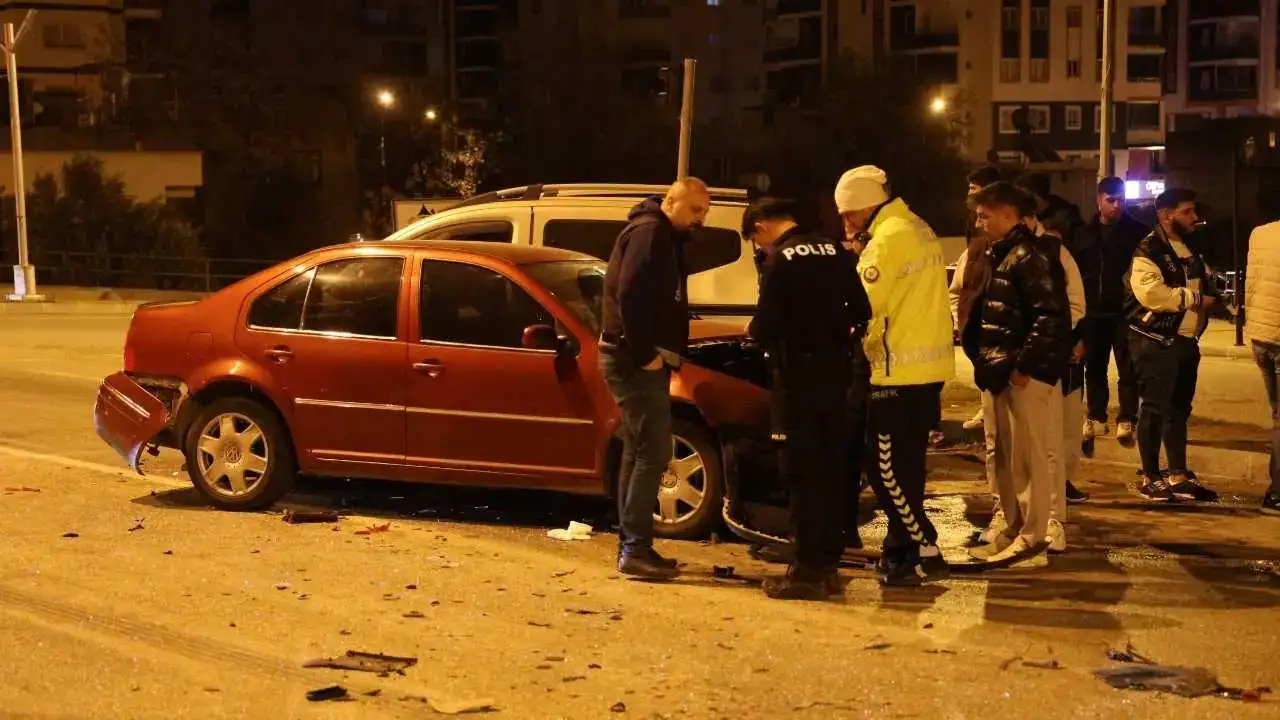 Adana’da Babadan Kalan Yadigar Araç Perte Çıktı! 2 Yaralı 3